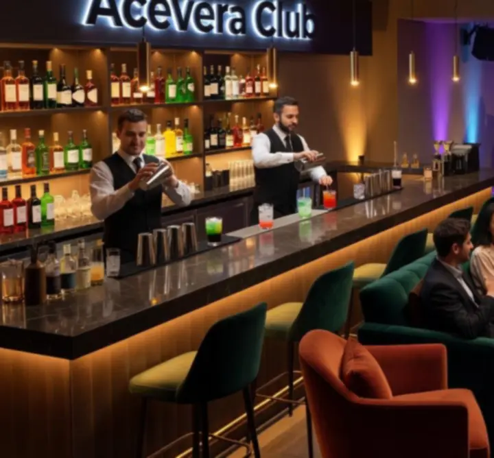 Wieczorne wydarzenie w Acevera Club z gośćmi przy stołach pokerowych i barze